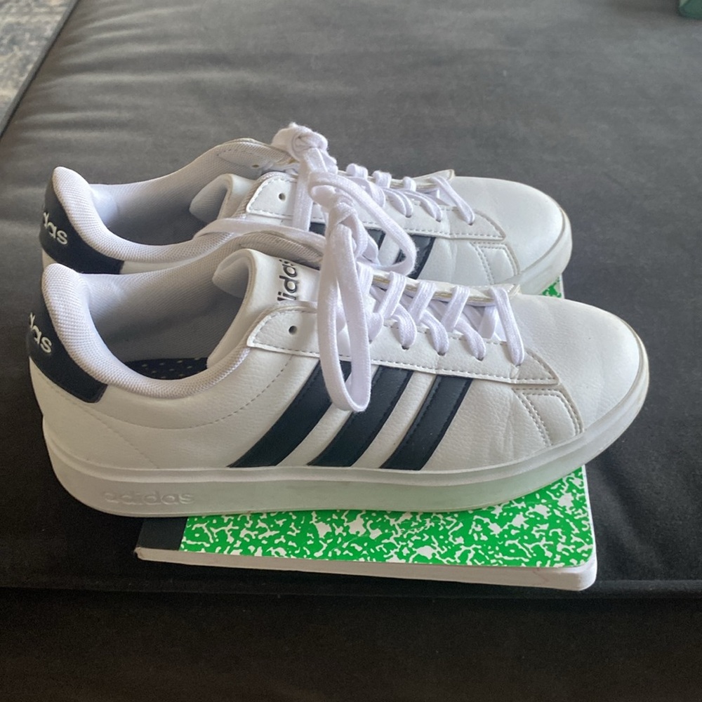 Women’s Adidas Court 2.0 sneaker - womens Size 8